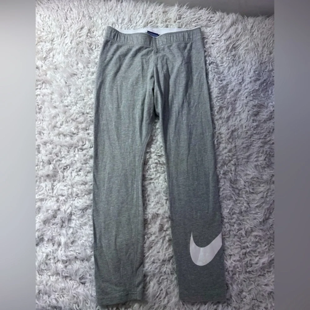 NIKE Essentials Leggings in gray. Size S